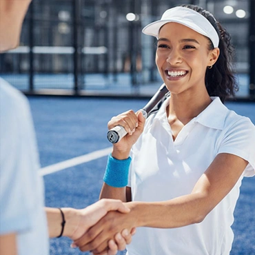 femme jouant au padel près d'Arras